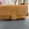 Bolso piel camel con tachuelas doradas - Imagen 2