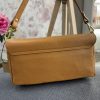Bolso piel camel con tachuelas doradas - Imagen 3
