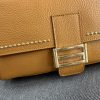 Bolso piel camel con tachuelas doradas - Imagen 5