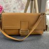 Bolso piel camel con tachuelas doradas - Imagen 6