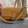 Bolso piel camel con tachuelas doradas