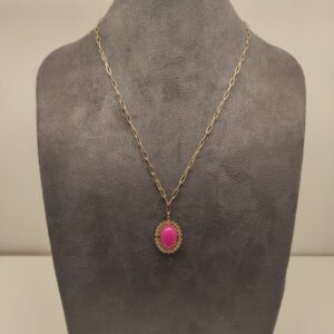 Collar medalla con piedra fucsia