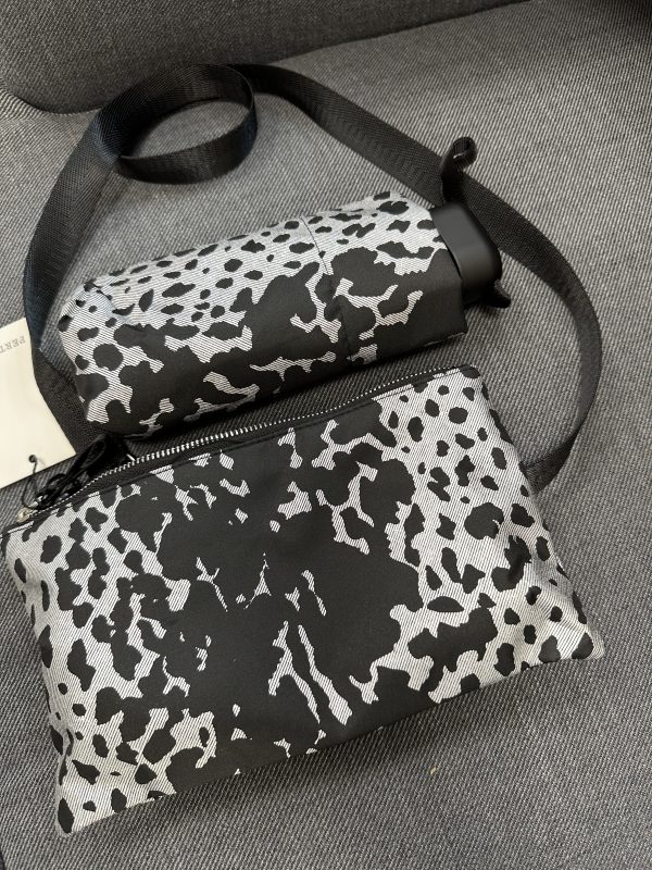 Pertegaz paraguas plegable con bolsita negra estampada